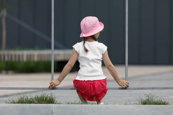 Niña Con Camiseta Blanca Espacio Para Logotipo Diseño Mockup Para — Foto de Stock