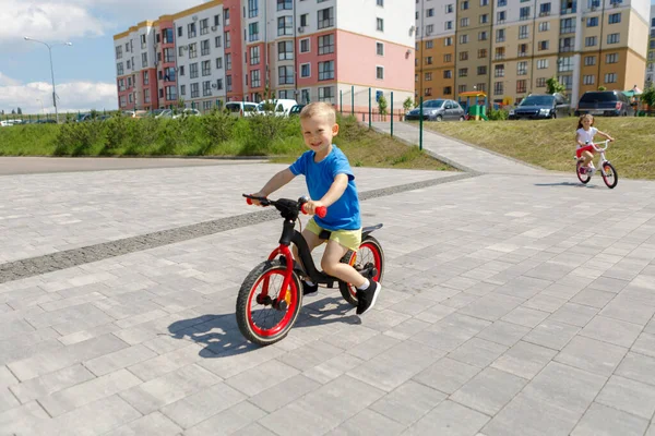 Chico Montando Una Bicicleta Calle Aprender Montar Bicicleta Concepto — Foto de Stock