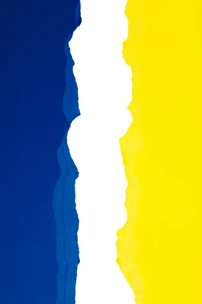 Amarelo Azul Buraco Papel Com Lados Rasgados Guerra Conceito Ucrânia — Fotografia de Stock