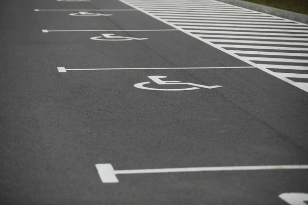 Behindertenparkplatz Blick Auf Barrierefreie Oder Behindertengerechte Parkplätze — Stockfoto