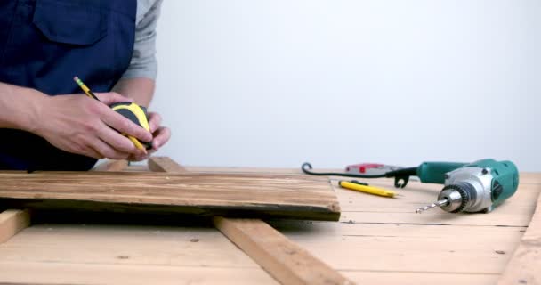 Handyman Modré Uniformě Pracuje Elektrickým Šroubovákem Koncepce Rekonstrukce Domu — Stock video