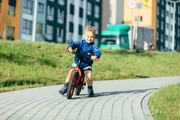 Niño Pequeño Montando Una Bicicleta Parque Ciudad — Foto de Stock