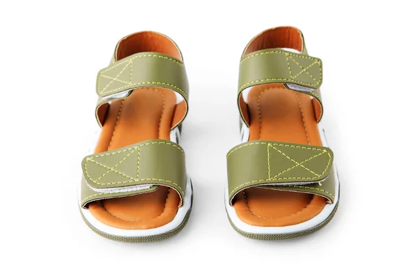 白い背景に隔離された緑の赤ん坊のサンダル 夏の履物 子供靴 — ストック写真