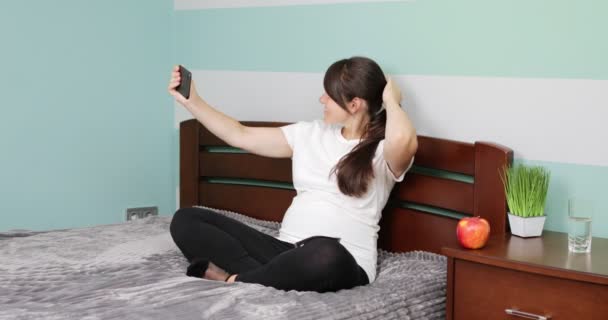 Bela Mulher Grávida Alegre Tomando Selfie Foto Telefone Celular Deitado — Vídeo de Stock