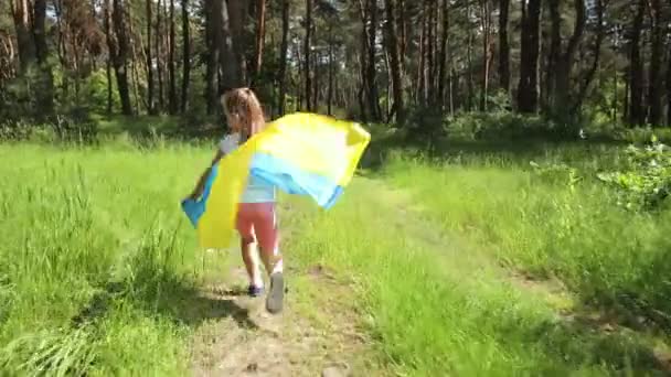 Девочка Радостно Бежит Лесу Флагом Украины Высококачественные Fullhd Кадры — стоковое видео