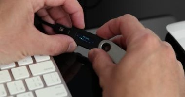 UKRAINE, ROVNO - 16 Haziran: Siyah arkaplanda kripto para birimi için cüzdan. 