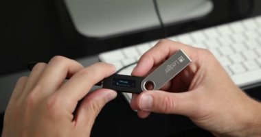 UKRAINE, ROVNO - 16 Haziran: Siyah arkaplanda kripto para birimi için cüzdan. 