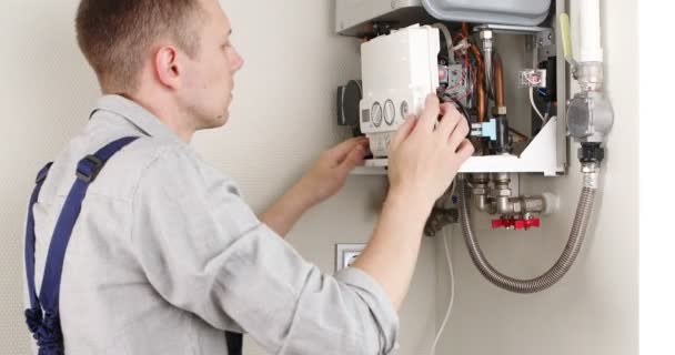 Loodgieter Hecht Proberen Het Probleem Lossen Met Residentiële Verwarming Apparatuur — Stockvideo
