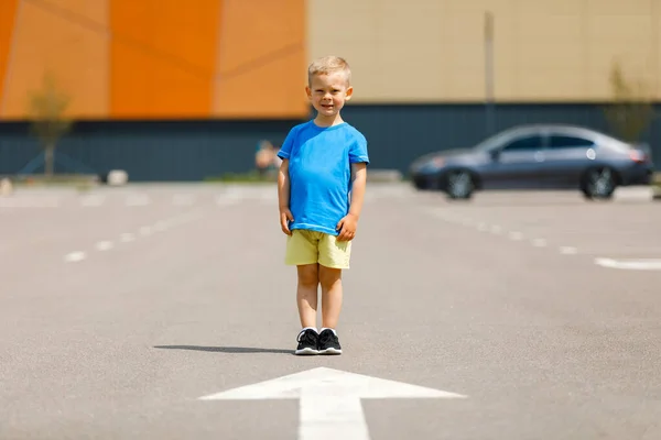 Niño Con Una Camiseta Azul Amarilla Fondo Calle Bandera Nacional — Foto de Stock