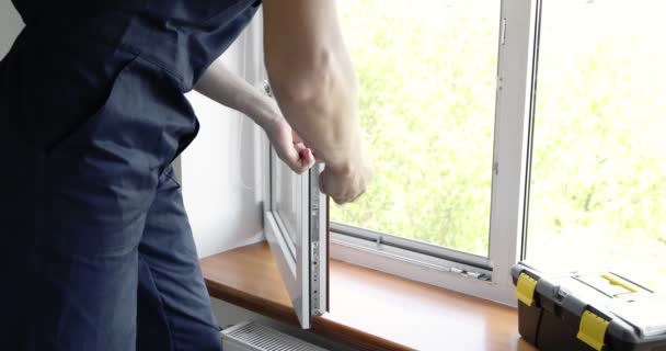 Arbetaren Installera Och Kontrollera Fönstret Huset Högkvalitativ Film — Stockvideo