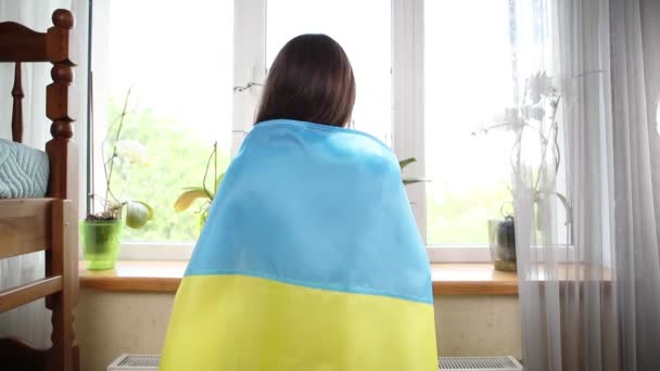 Chica Con Bandera Ucrania Cerca Ventana Detener Guerra — Vídeo de stock