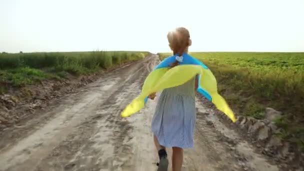 Дівчина Весело Біжить Пшеничному Полі Прапором України — стокове відео