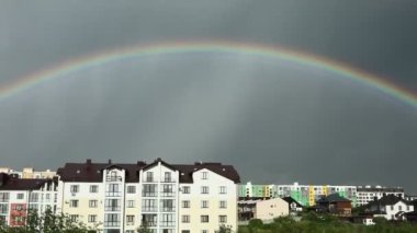 Evin etrafında ardı ardına yağmur yağıyor. Yüksek kaliteli FullHD görüntüler