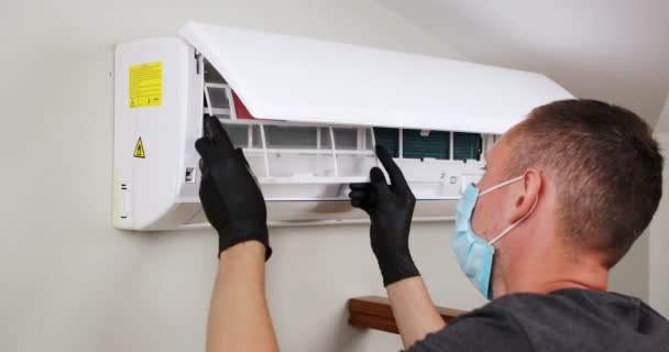 Male Technician Cleaning Air Conditioner Indoors High Quality Footage — Stock Video