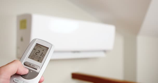 Mann Schaltet Klimaanlage Ein Klimaanlage Haus Zur Anpassung Der Raumtemperatur — Stockvideo