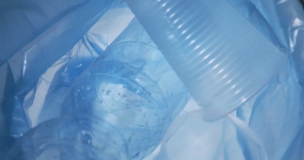 Botellas Plástico Listas Para Eliminación Una Bolsa Basura Concepto Cero — Vídeo de stock