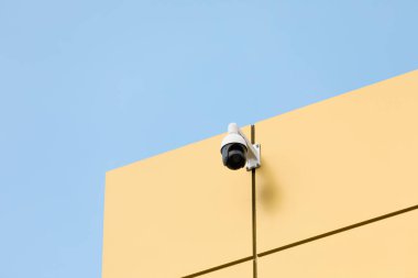 Gözetim kamerası. Güvenlik kavramı. Yüz tanıma. Suçluları bulma programı.