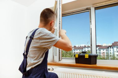 İşçi eve pencere kurup kontrol ediyor
