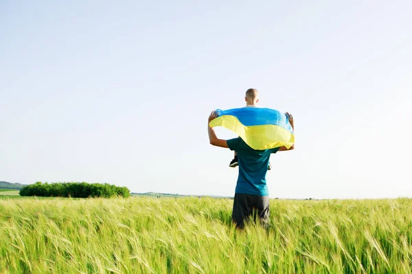 Sohn Mit Vater Auf Einem Feld Mit Ukrainischer Flagge — Stockfoto