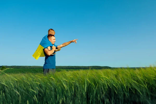 Filho Com Pai Campo Com Bandeira Ucraniana — Fotografia de Stock