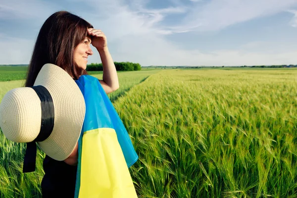Buğday Tarlasında Ukrayna Bayrağı Taşıyan Kadın Bağımsızlık Günü Kutlayan Mutlu — Stok fotoğraf