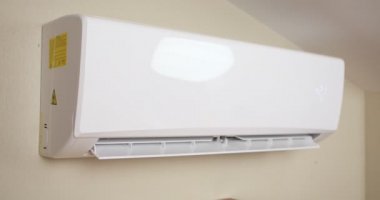 Modern klima teknolojilerinin yardımıyla serin hava üflüyor. Yüksek kalite 4k görüntü