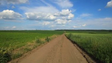 Drone kırsal kesimlerdeki buğday tarlaları üzerinde uçuyor. güzel yeşil alan