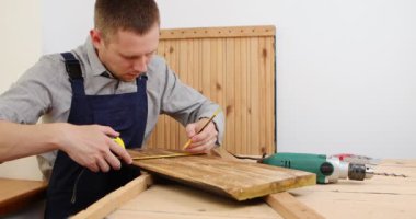 Mavi üniformalı tamirci otomatik tornavidayla çalışıyor. Ev yenileme konsepti.