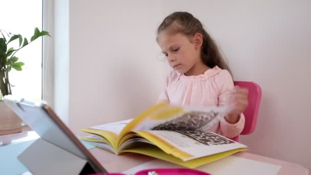 Kształcenie Online Odległość Dziewczyna Studiuje Domu Tabletem Cyfrowym Notebooka Odrabianie — Wideo stockowe