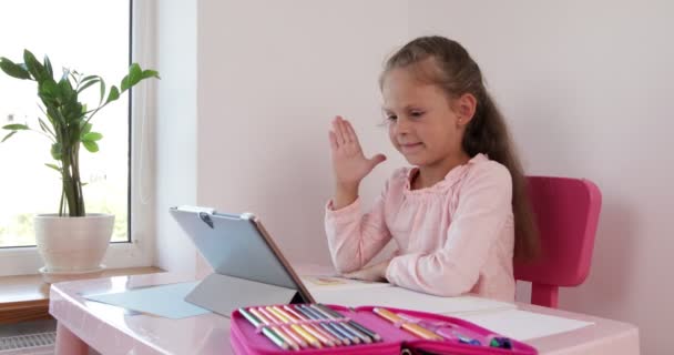 Jarak Belajar Pendidikan Online Gadis Yang Belajar Rumah Dengan Laptop — Stok Video