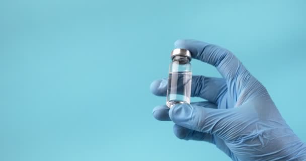 Médicos Mão Luvas Azuis Segure Frasco Para Injetáveis Com Vacina — Vídeo de Stock