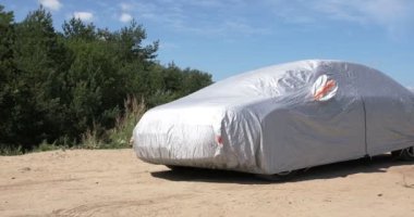 Araba otoparkta, güneşten korunuyor. Arabayı ısıtmaktan koruma.. 