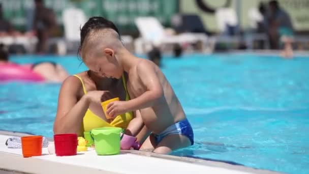 Mutter Mit Kindern Spielt Wasser Pool — Stockvideo