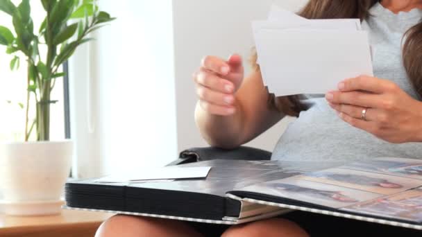 Donna Sta Guardando Vecchio Album Foto Casa Una Donna Ricorda — Video Stock