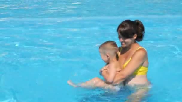 Mother Children Playing Water Pool — Stockvideo