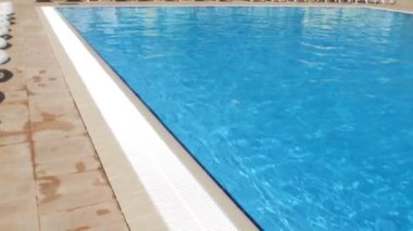 İnsansız mavi su havuzu, tatil köyü, turistler, temiz su, açık havada, açık havada.