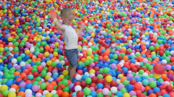 Little Boy Lying Multi Colored Plastic Balls Big Dry Paddling — Vídeo de stock
