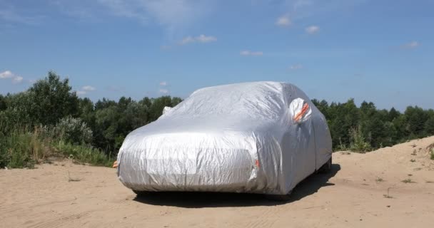 Carro Está Estacionamento Com Tampa Automóvel Sol Proteção Contra Aquecimento — Vídeo de Stock