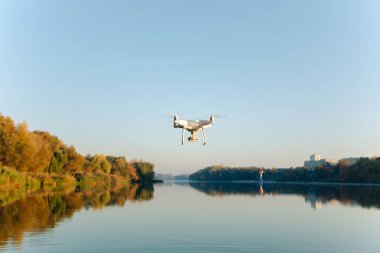 Dijital kamera, arka plan bulanıklık nehirde Uçak Helikopter