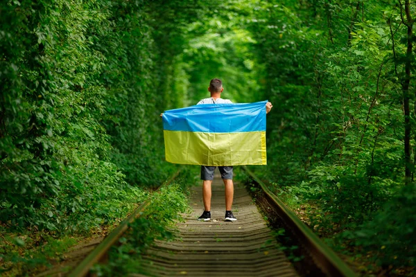 Hombre Levantó Las Manos Sostiene Bandera Ucraniana Detrás Espalda Concepto — Foto de Stock