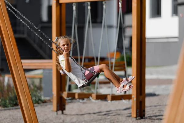 Niña Montar Columpio Cerca Casa — Foto de Stock