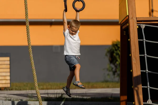 Boy White Shirt Shorts Playground Climbs Climbing Wall Games Street — Stockfoto