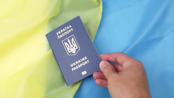 Міжнародний Паспорт України Тлі Національного Прапора Війна Україні — стокове відео