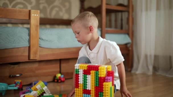 Menino Engraçado Com Blocos Brinquedos Educativos Crianças Brincam Creche Pré — Vídeo de Stock