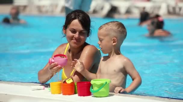 Mutter Mit Kindern Spielt Wasser Pool — Stockvideo