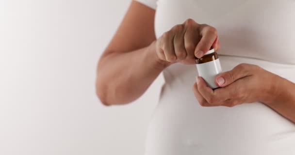 Две Белые Таблетки Падают Женскую Ладонь Бутылки Таблетками Крупный План — стоковое видео