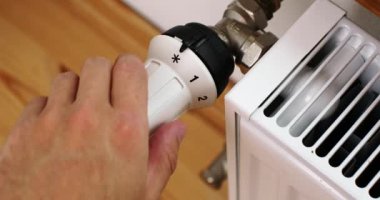 İnsan eli ısı kontrolörüyle radyatörün sıcaklığını değiştiriyor. Yüksek kalite 4k görüntü