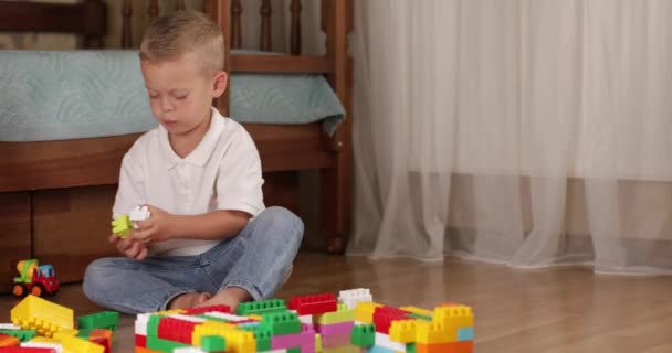 Funny Baby Boy Educational Toy Blocks Children Play Day Care — Stockvideo