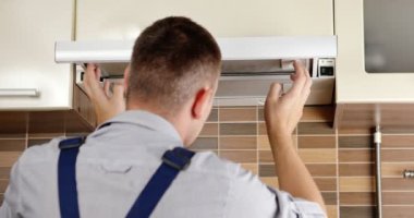 Mutfak kaputunun hava filtresini temizleyen bir tamirci. Yüksek kalite 4k görüntü