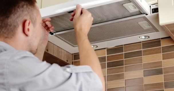 Repairman Cleaning Kitchen Hood Air Filter High Quality Footage — Video Stock